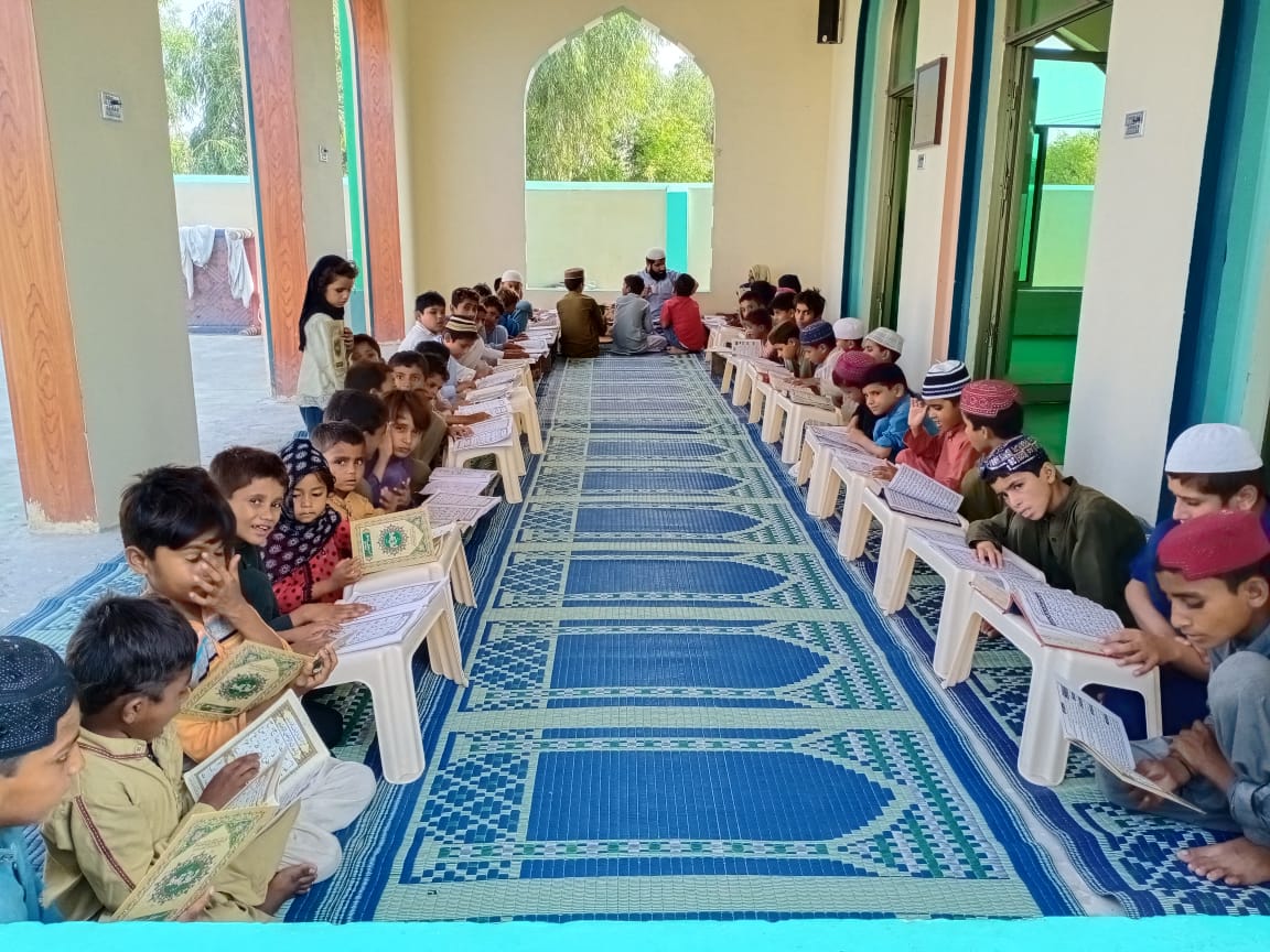 childern studying holly quran